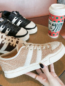 Pehely női tornacipő új modellje lapos talppal és fűzővel