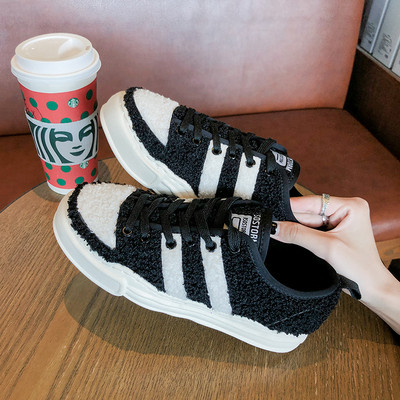 Pehely női tornacipő új modellje lapos talppal és fűzővel