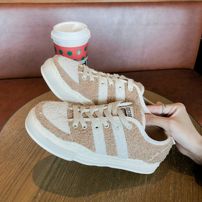 Pehely női tornacipő új modellje lapos talppal és fűzővel