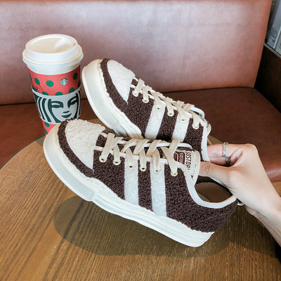 Pehely női tornacipő új modellje lapos talppal és fűzővel