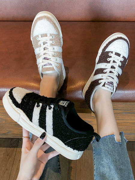 Pehely női tornacipő új modellje lapos talppal és fűzővel