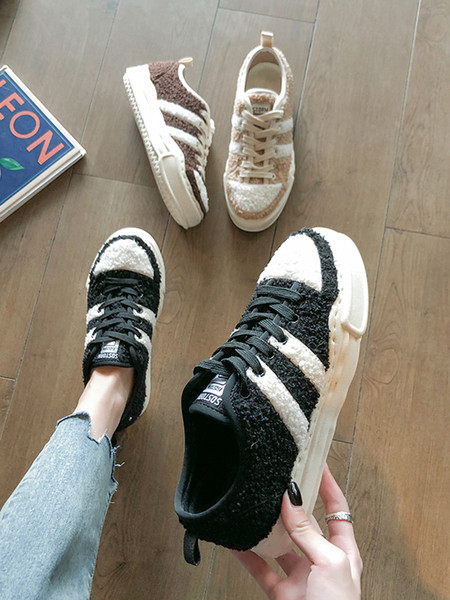 Pehely női tornacipő új modellje lapos talppal és fűzővel