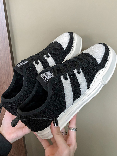 Pehely női tornacipő új modellje lapos talppal és fűzővel