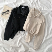 Rövid női kabát fűzőkkel és zsebekkel