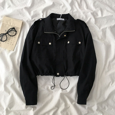 Rövid női kabát fűzőkkel és zsebekkel