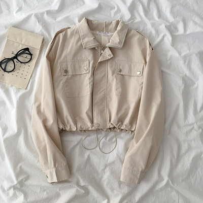 Rövid női kabát fűzőkkel és zsebekkel