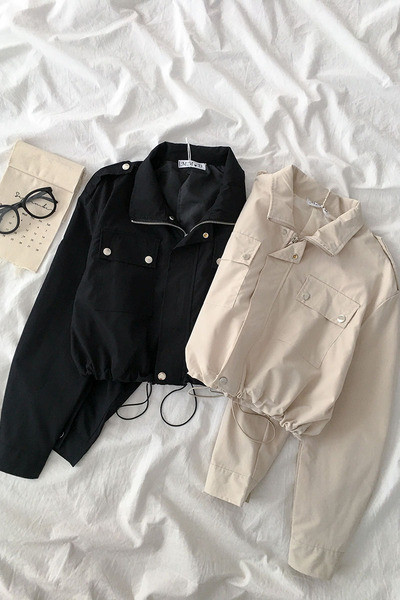 Rövid női kabát fűzőkkel és zsebekkel