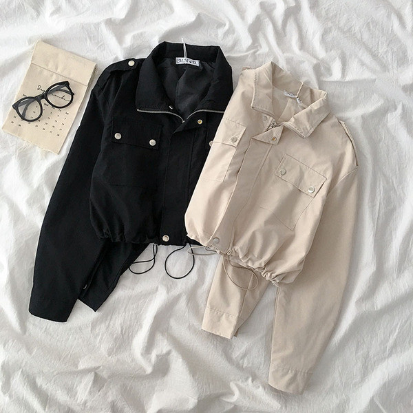 Rövid női kabát fűzőkkel és zsebekkel