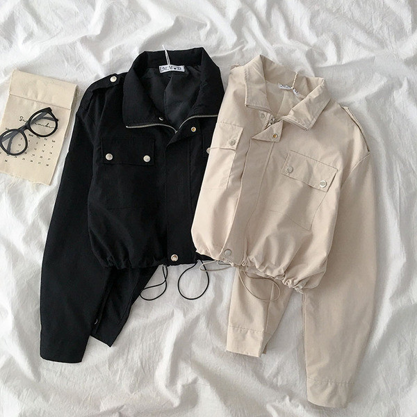 Rövid női kabát fűzőkkel és zsebekkel