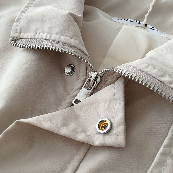 Rövid női kabát fűzőkkel és zsebekkel