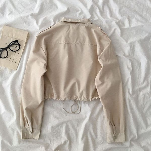 Rövid női kabát fűzőkkel és zsebekkel