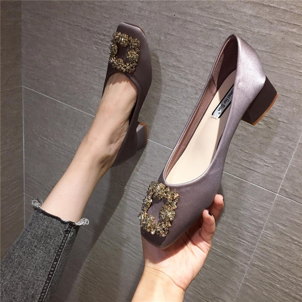 Női szatén cipő alacsony sarkú csattal