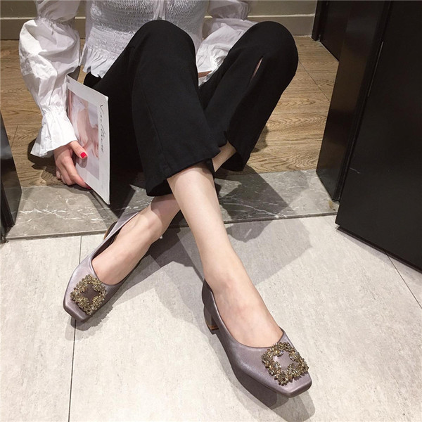 Női szatén cipő alacsony sarkú csattal