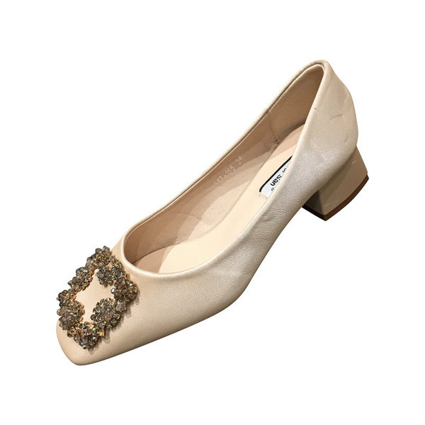 Női szatén cipő alacsony sarkú csattal