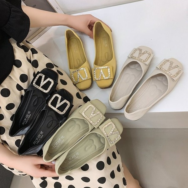 Γυναικεία μοντέρνα παπούτσια με μεταλλική αγκράφα