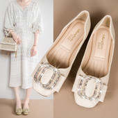 Modern női cipő lapos talppal és kövekkel díszített csatokkal