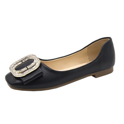 Modern női cipő lapos talppal és kövekkel díszített csatokkal