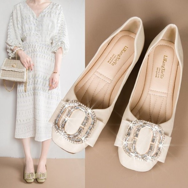 Modern női cipő lapos talppal és kövekkel díszített csatokkal