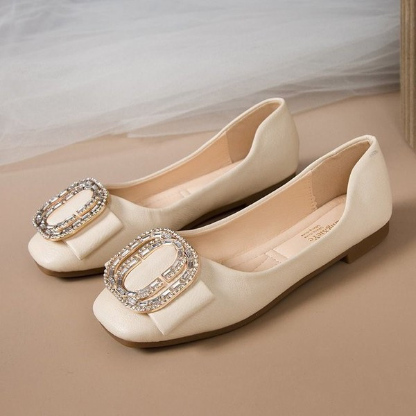 Modern női cipő lapos talppal és kövekkel díszített csatokkal