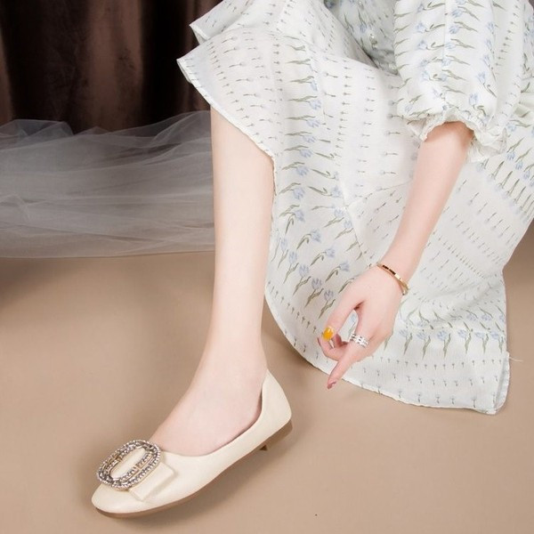 Modern női cipő lapos talppal és kövekkel díszített csatokkal