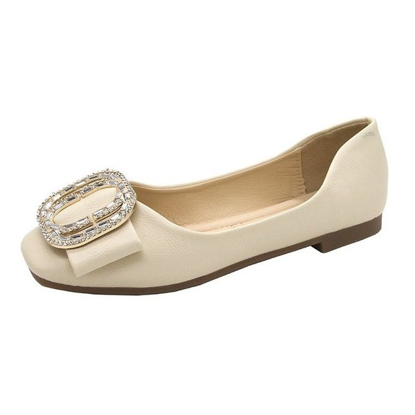 Modern női cipő lapos talppal és kövekkel díszített csatokkal