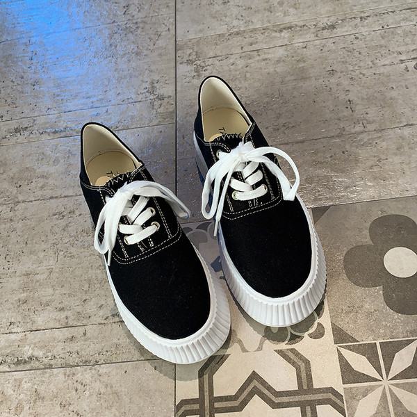 Vászon női tornacipő fűzővel és 5 cm-es platformmal