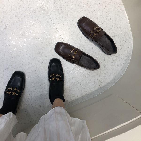 Új modell alkalmi női cipő fém díszítéssel