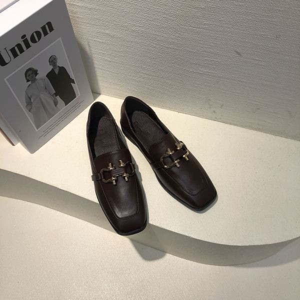 Új modell alkalmi női cipő fém díszítéssel