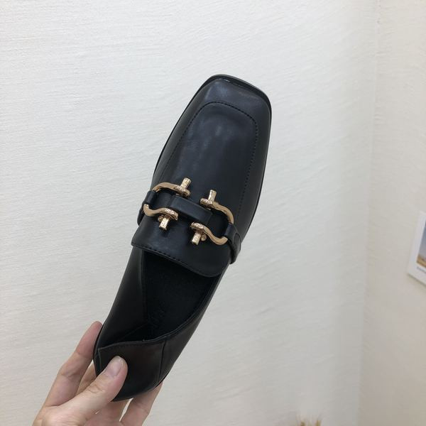 Új modell alkalmi női cipő fém díszítéssel