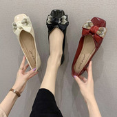 Női alkalmi lakkcipő szalaggal