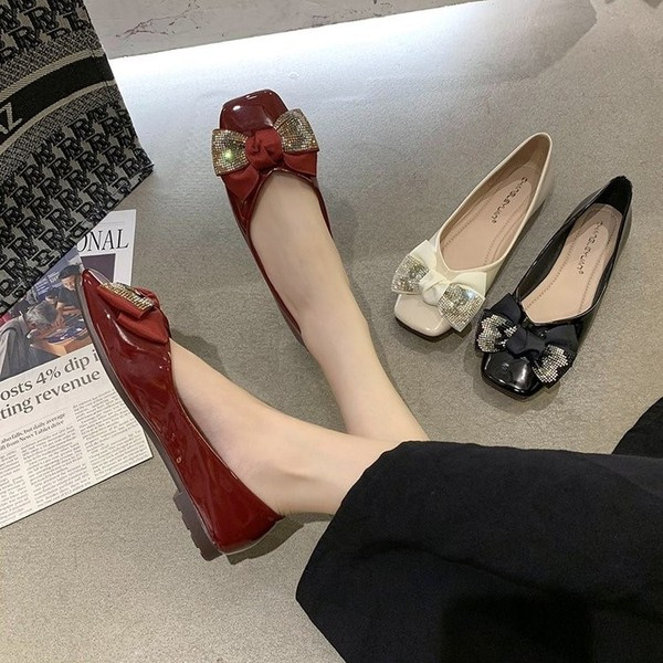 Női alkalmi lakkcipő szalaggal