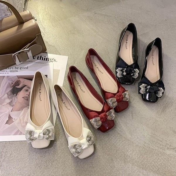 Női alkalmi lakkcipő szalaggal