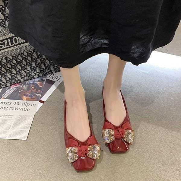 Női alkalmi lakkcipő szalaggal