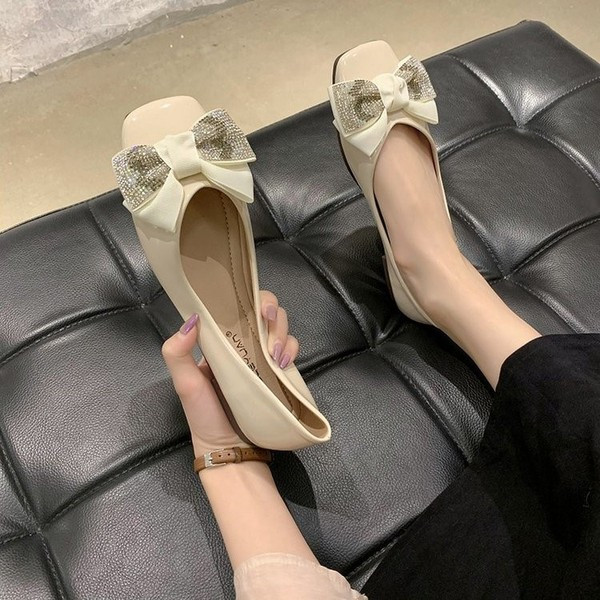 Női alkalmi lakkcipő szalaggal