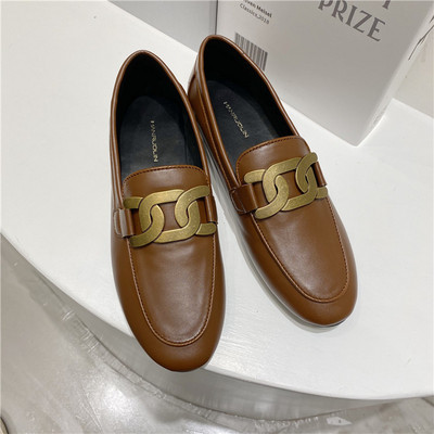 Casual παπούτσια για γυναίκες με μεταλλική διακόσμηση