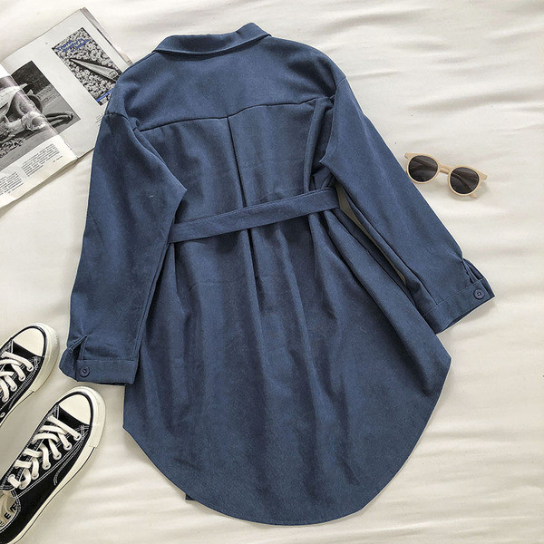 Uue mudeli naiste särk klassikalise krae ja vööga