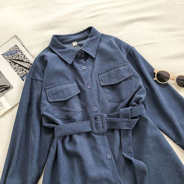 Uue mudeli naiste särk klassikalise krae ja vööga