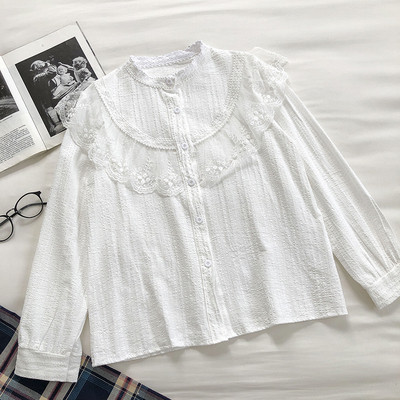 Μοντέρνο γυναικείο πουκάμισο με οβάλ λαιμόκοψη και δαντέλα σε λευκό χρώμα