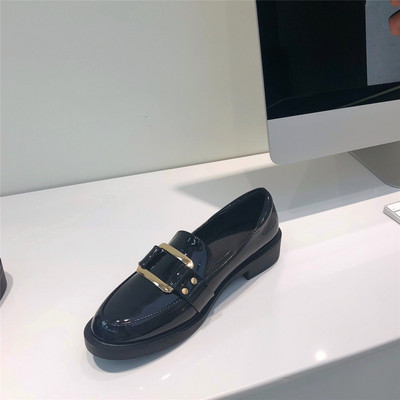 Νέο μοντέλο casual παπούτσια με μεταλλική διακόσμηση