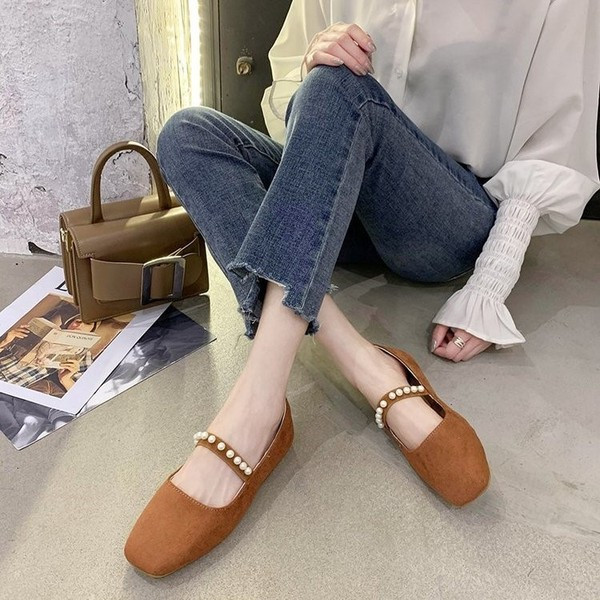 Modern női cipő gyöngy elemekkel