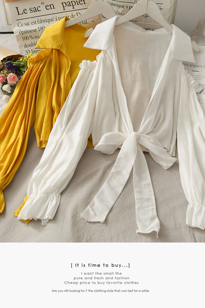 Modern női ing nyakkendővel és csupasz váll