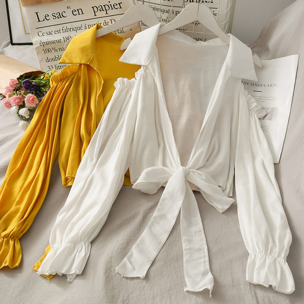 Modern női ing nyakkendővel és csupasz váll