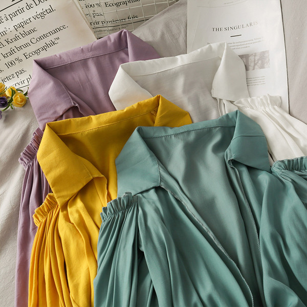 Modern női ing nyakkendővel és csupasz váll