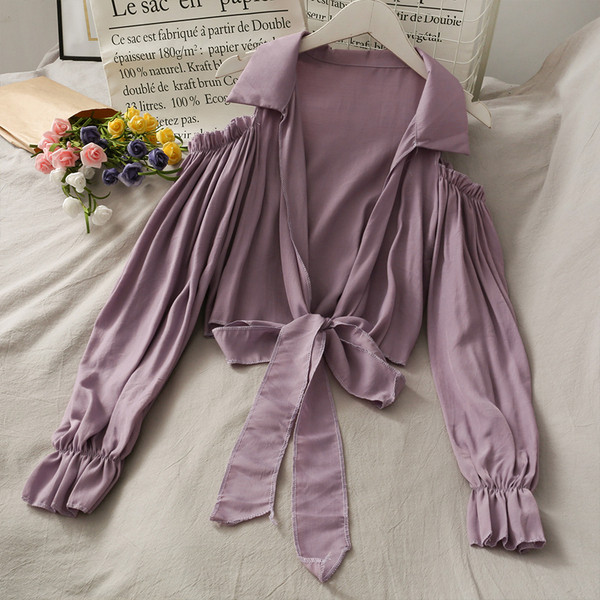 Modern női ing nyakkendővel és csupasz váll