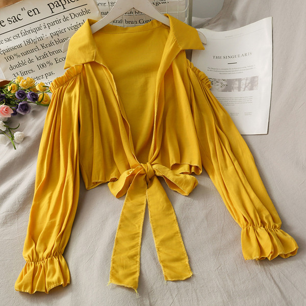 Modern női ing nyakkendővel és csupasz váll