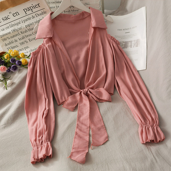 Modern női ing nyakkendővel és csupasz váll