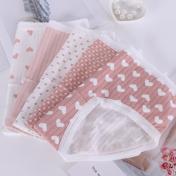 Σετ από πέντε γυναικεία μπικίνι με διαφορετικά σχέδια και δαντέλα