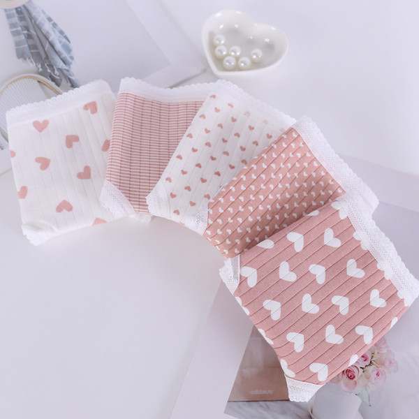 Σετ από πέντε γυναικεία μπικίνι με διαφορετικά σχέδια και δαντέλα