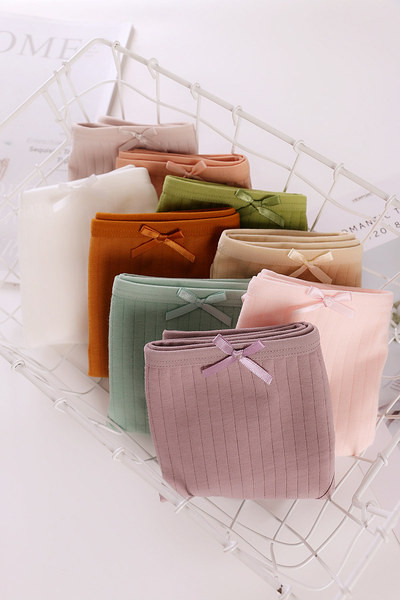 Ένα σετ από έξι  τεμάχια γυναικεία μπικίνι