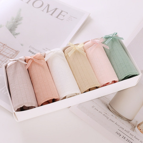 Ένα σετ από έξι  τεμάχια γυναικεία μπικίνι